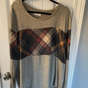 Maurice’s Size 2 Gray with Plaid Long Sleeve 24/7 Top